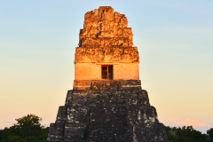 Templo I de Tikal iluminado por el últimos rayos del sol